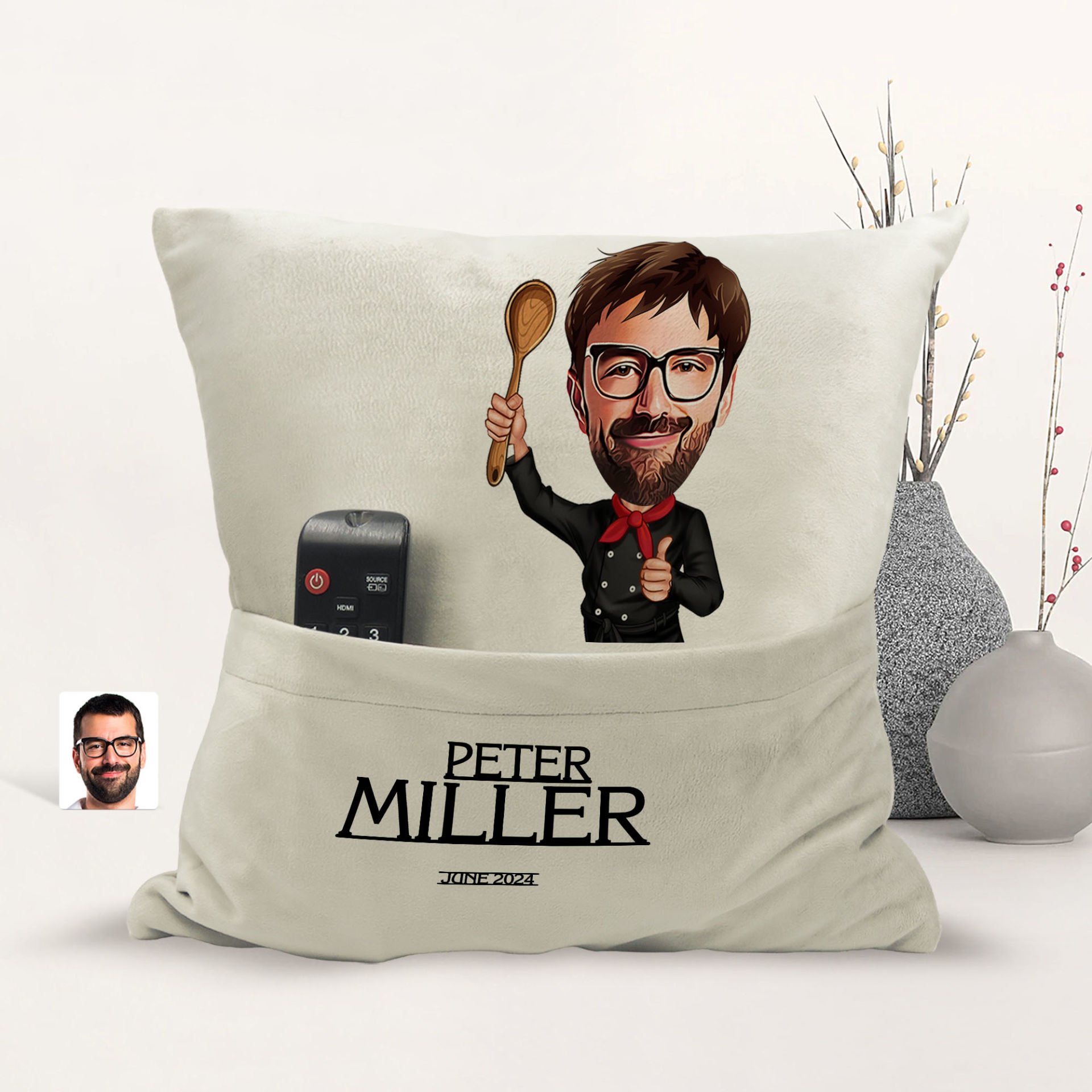 BK Gift Kişiye Özel Chef Karikatür Tasarımlı Organizer Kumanda ve Atıştırmalık Cepli Sarı Kırlent Yastık-13 Arkadaşa Hediye, Cepli Yastık