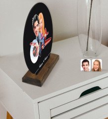 Kişiye Özel Sevgililer Karikatürlü Yuvarlak Ahşap Biblo-11