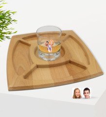Kişiye Özel Sevgililer Karikatürlü Viski Bardağı ve Doğal Masif Ahşap 4 Bölmeli Sunum Tabağı Çerezlik Hediye Seti-30