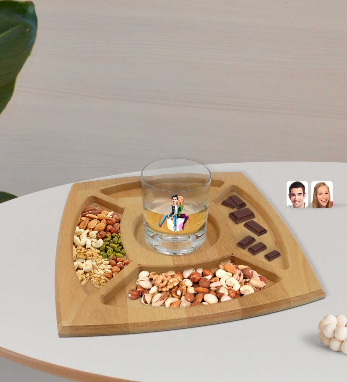 Kişiye Özel Sevgililer Karikatürlü Viski Bardağı ve Doğal Masif Ahşap 4 Bölmeli Sunum Tabağı Çerezlik Hediye Seti-35
