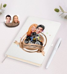 Kişiye Özel Yılın En Mükemmel Çifti Karikatürlü Beyaz Defter ve Kalem Hediye Seti-17