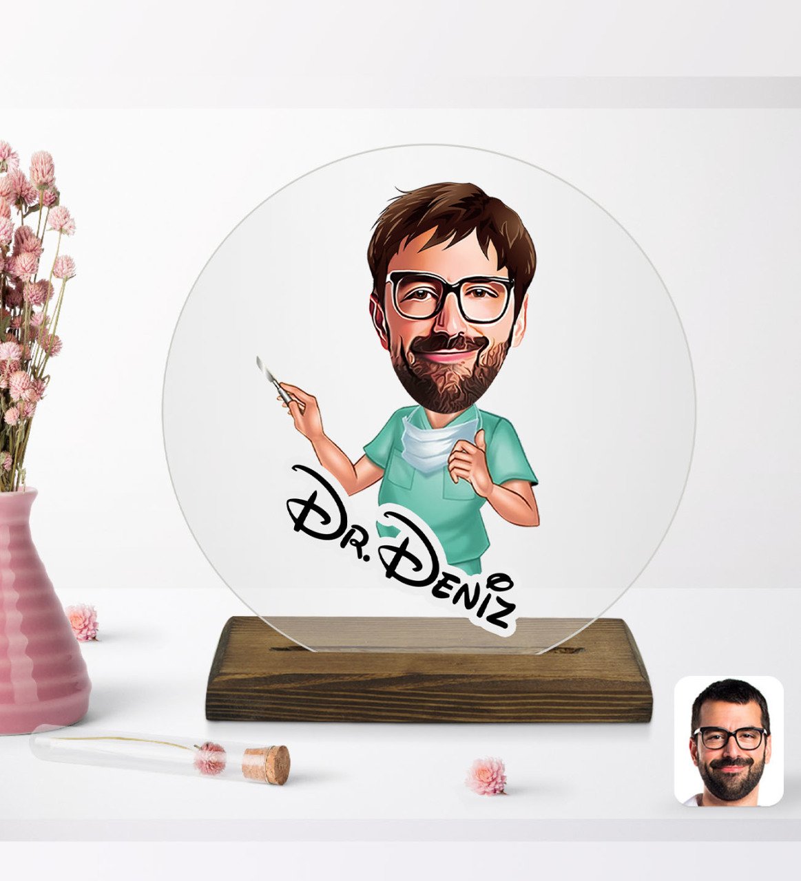 Kişiye Özel Erkek Cerrah Karikatürlü Yuvarlak Ahşap Standlı Biblo-1