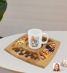 Kişiye Özel Kadın Eczacı Karikatürlü Beyaz Kupa ve Doğal Masif Ahşap 4 Bölmeli Sunum Tabağı Çerezlik Hediye Seti-2