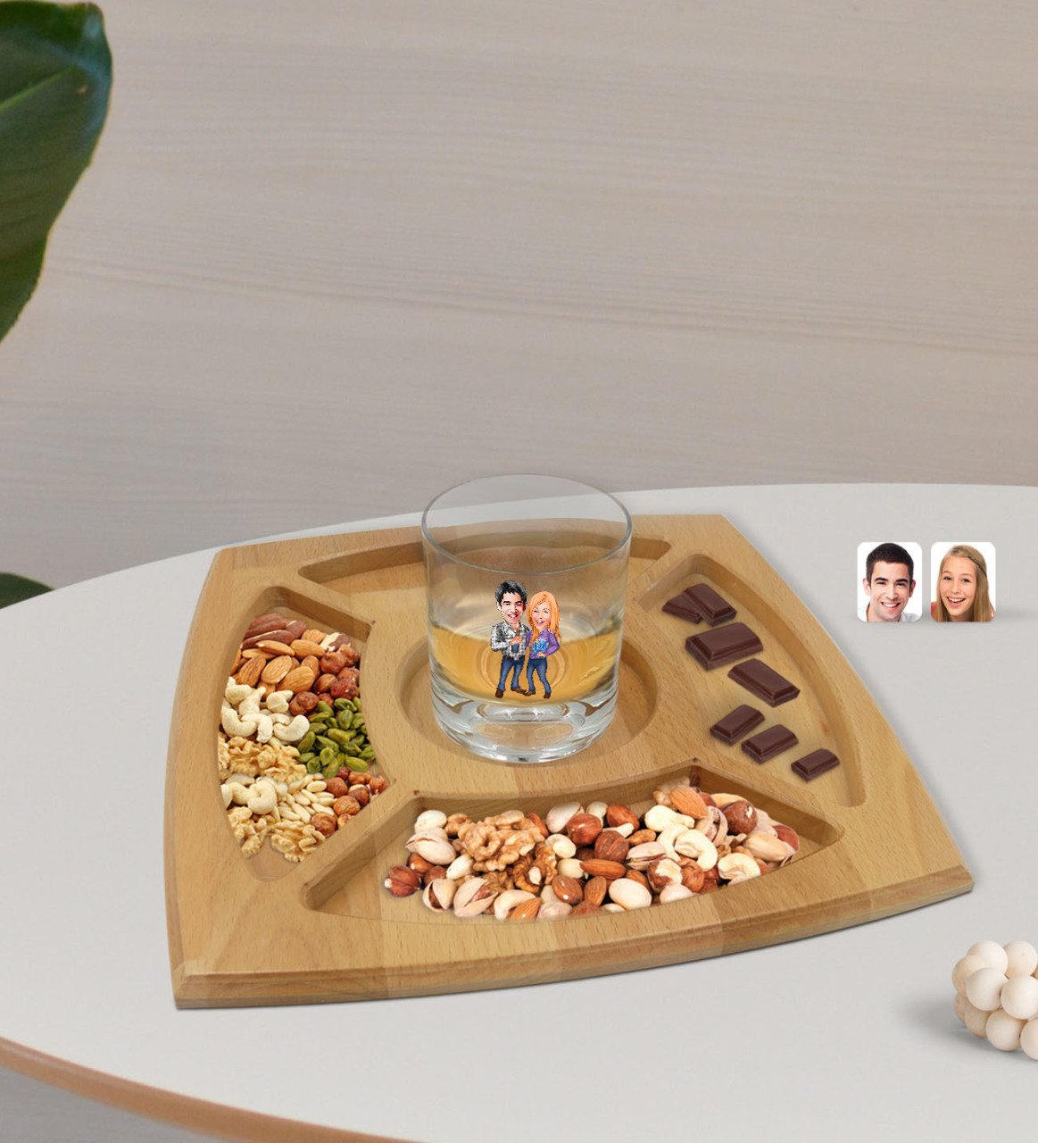 Kişiye Özel Sevgililer Karikatürlü Viski Bardağı ve Doğal Masif Ahşap 4 Bölmeli Sunum Tabağı Çerezlik Hediye Seti-50