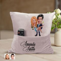 BK Gift Kişiye Özel Evleniyoruz Karikatür Tasarımlı Organizer Kumanda ve Atıştırmalık Cepli Pembe Kırlent Yastık-4 Arkadaşa Hediye, Cepli Yastık