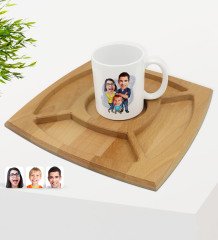 Kişiye Özel Aile Karikatürlü Beyaz Kupa ve Doğal Masif Ahşap 4 Bölmeli Sunum Tabağı Çerezlik Hediye Seti-1