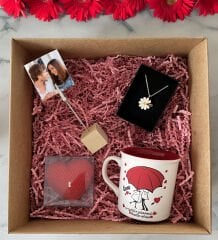 BK Gift Kişiye Özel Ahşap Fotoğraf Tutucu & Sevgililer Günü Tasarımlı Kupa & Kalp Mum & Papatya Kolye Hediye Kutulu Set, Sevgiliye Hediye, Yıl Dönümü Hediyesi