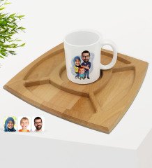 Kişiye Özel Tesettürlü Aile Karikatürlü Beyaz Kupa ve Doğal Masif Ahşap 4 Bölmeli Sunum Tabağı Çerezlik Hediye Seti-1