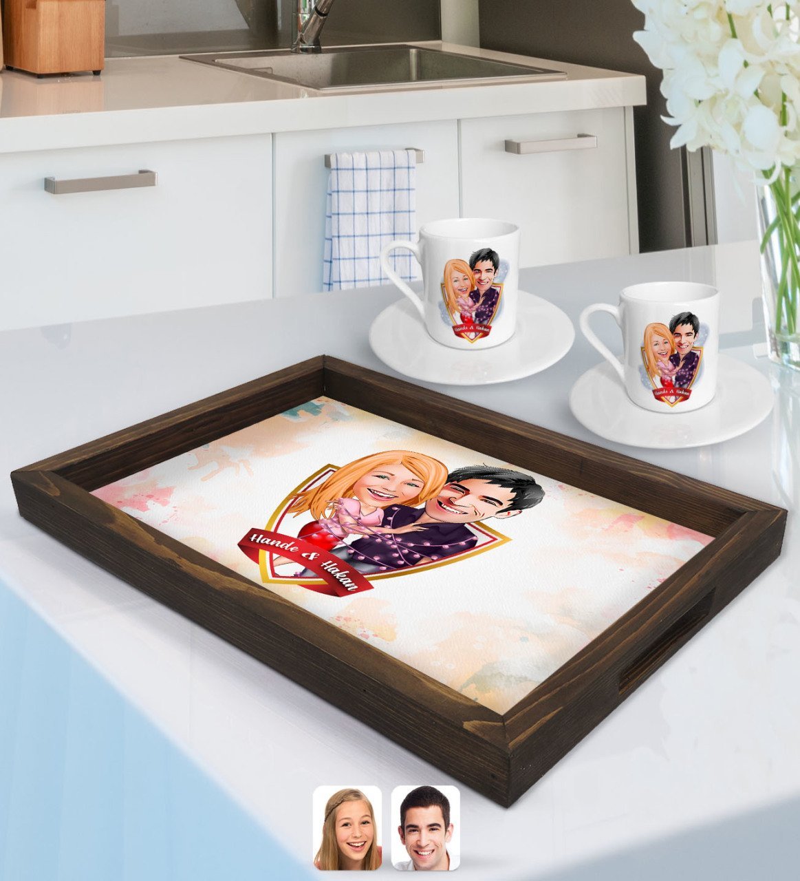 Kişiye Özel İsimli Sevgililer Karikatürlü Doğal Ahşap Tepsi ve 2’li Kahve Fincan Seti-2