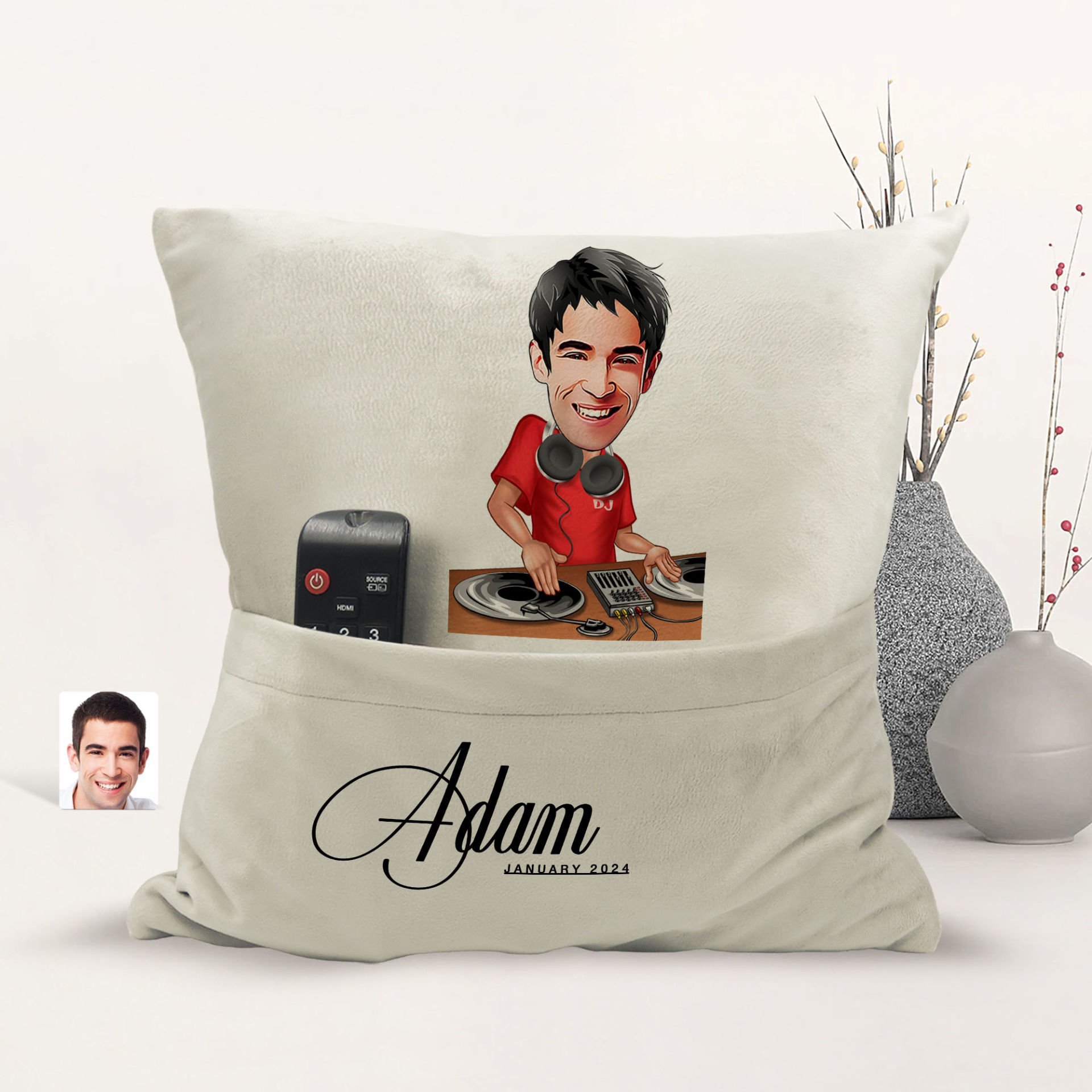BK Gift Kişiye Özel Dj Karikatür Tasarımlı Organizer Kumanda ve Atıştırmalık Cepli Sarı Kırlent Yastık-1 Arkadaşa Hediye, Cepli Yastık