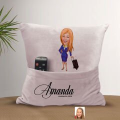 BK Gift Kişiye Özel Hostes Karikatür Tasarımlı Organizer Kumanda ve Atıştırmalık Cepli Pembe Kırlent Yastık-2 Arkadaşa Hediye, Cepli Yastık