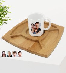 Kişiye Özel Aile Karikatürlü Beyaz Kupa ve Doğal Masif Ahşap 4 Bölmeli Sunum Tabağı Çerezlik Hediye Seti-4