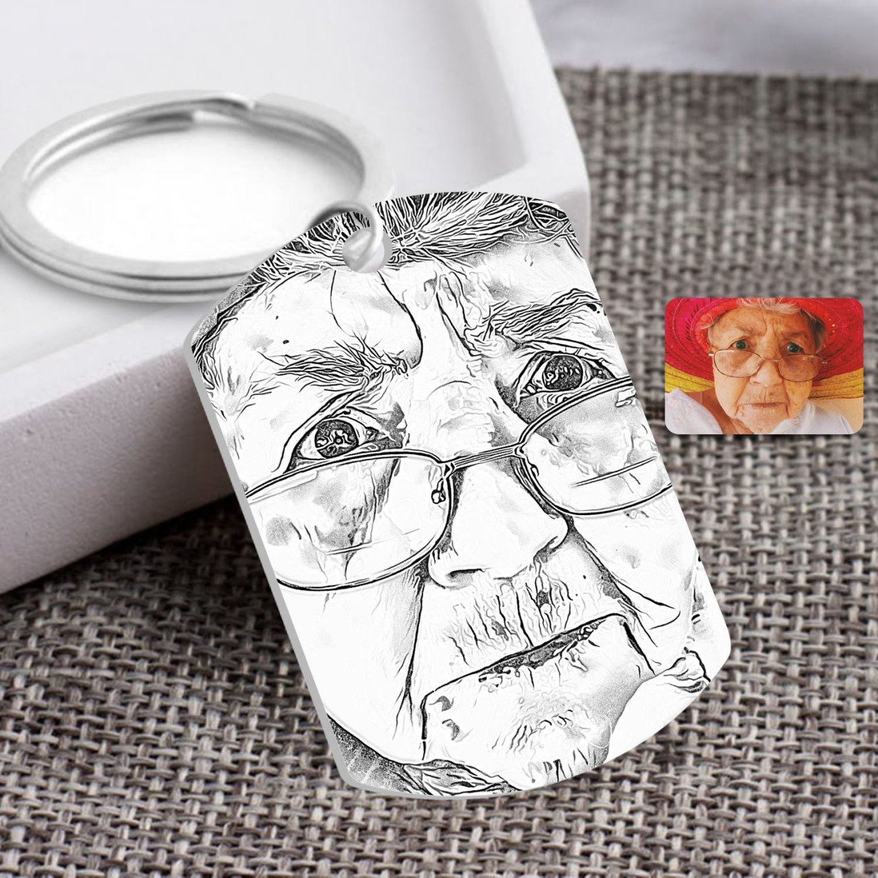 Kişiye Özel Tam Boy Karakalem Büyükanne Karikatürlü Pleksi Anahtarlık-1