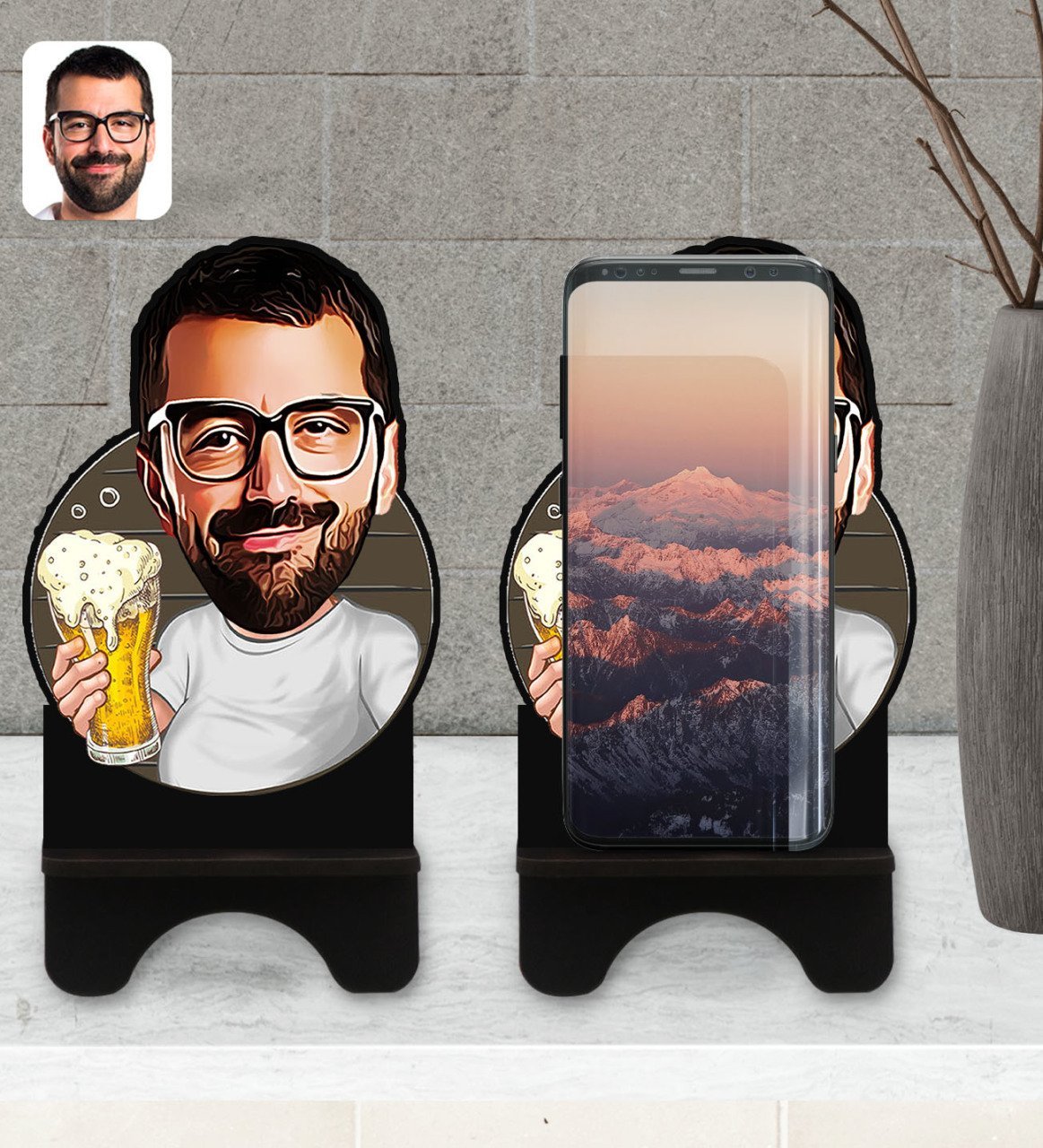 Kişiye Özel Erkek Karikatürlü Ahşap Biblo Telefon Standı-51