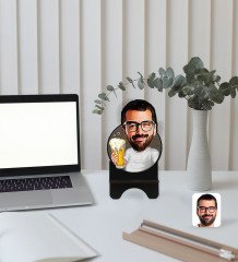 Kişiye Özel Erkek Karikatürlü Ahşap Biblo Telefon Standı-51