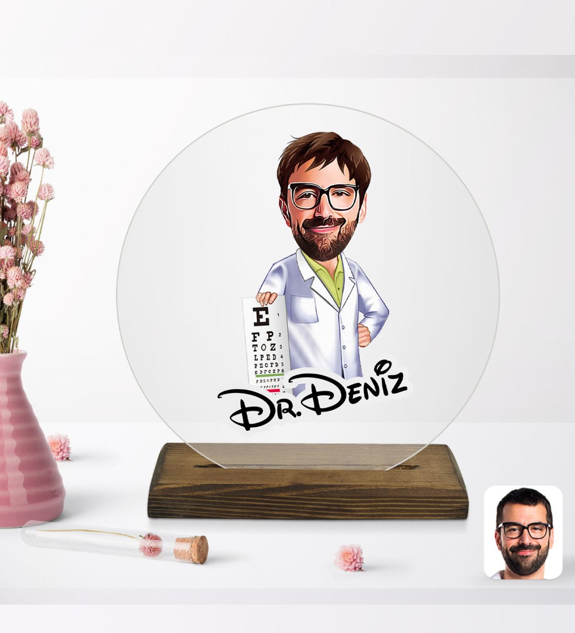 Kişiye Özel Erkek Göz Doktoru Karikatürlü Yuvarlak Ahşap Standlı Biblo-1