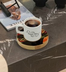 Kişiye Özel Yapraklar Tasarımlı Doğal Ahşap Tabaklı Türk Kahvesi Fincanı Model 11