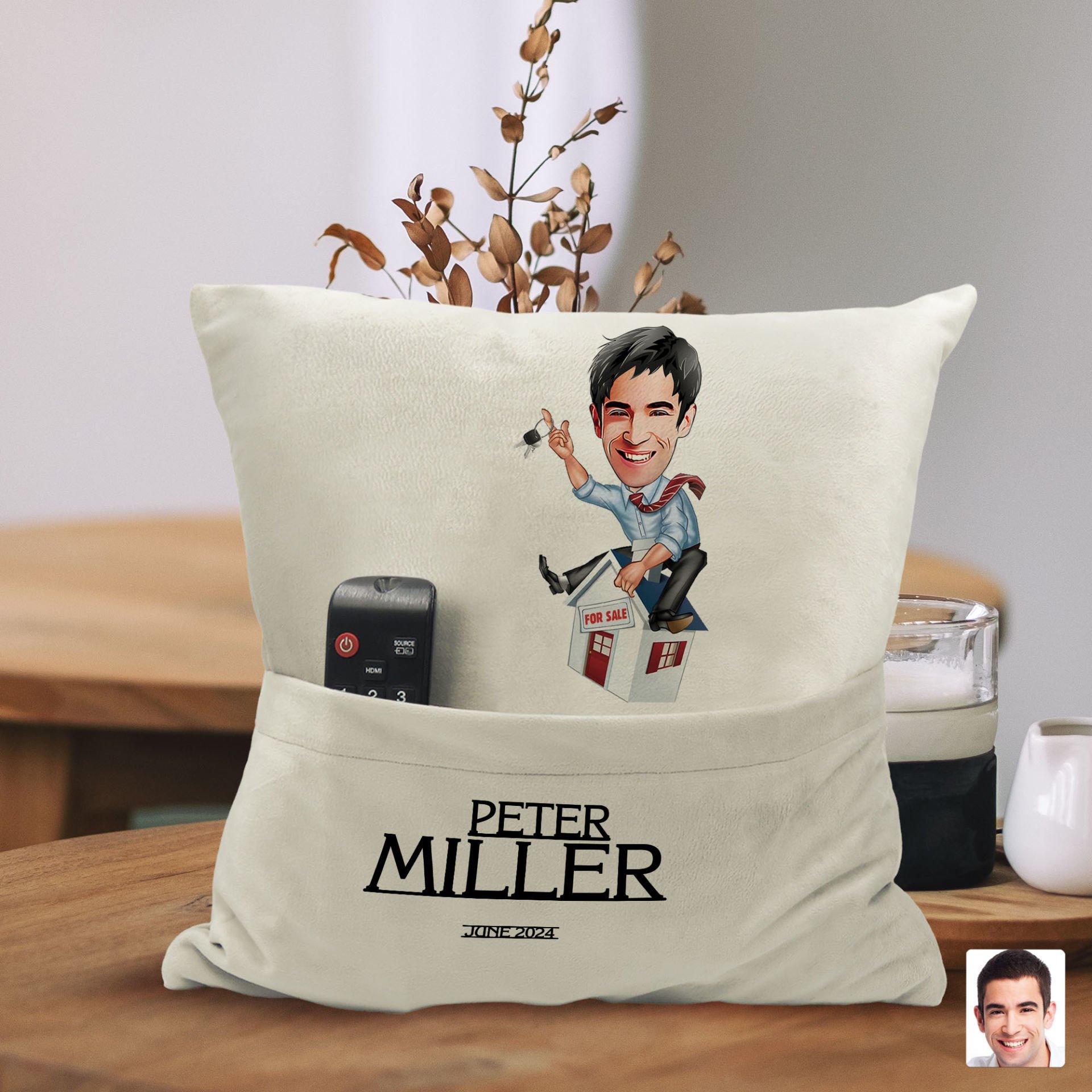 BK Gift Kişiye Özel Emlakçı Karikatür Tasarımlı Organizer Kumanda ve Atıştırmalık Cepli Sarı Kırlent Yastık-1 Arkadaşa Hediye, Cepli Yastık