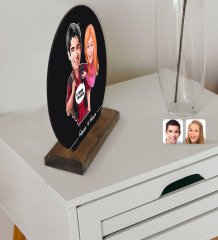 Kişiye Özel Sevgililer Karikatürlü Yuvarlak Ahşap Biblo-91