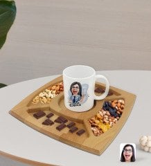 Kişiye Özel Kadın Polis Karikatürlü Beyaz Kupa ve Doğal Masif Ahşap 4 Bölmeli Sunum Tabağı Çerezlik Hediye Seti-1