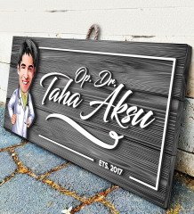 BK Gift Kişiye Özel Doktor Karikatürlü Gri Dekoratif Ahşap Tabela-2
