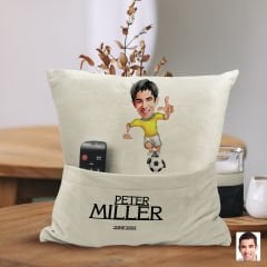 BK Gift Kişiye Özel Futbolcu Karikatür Tasarımlı Organizer Kumanda ve Atıştırmalık Cepli Sarı Kırlent Yastık-10 Arkadaşa Hediye, Cepli Yastık