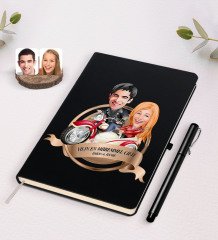 Kişiye Özel Yılın En Mükemmel Çifti Karikatürlü Siyah Defter ve Kalem Hediye Seti-12