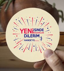 BK Gift Kişiye Özel Yeni İşinde Başarılar Dilerim Beyaz Kupa Bardak ve Yuvarlak Ahşap Bardak Altlığı Hediye Seti -6