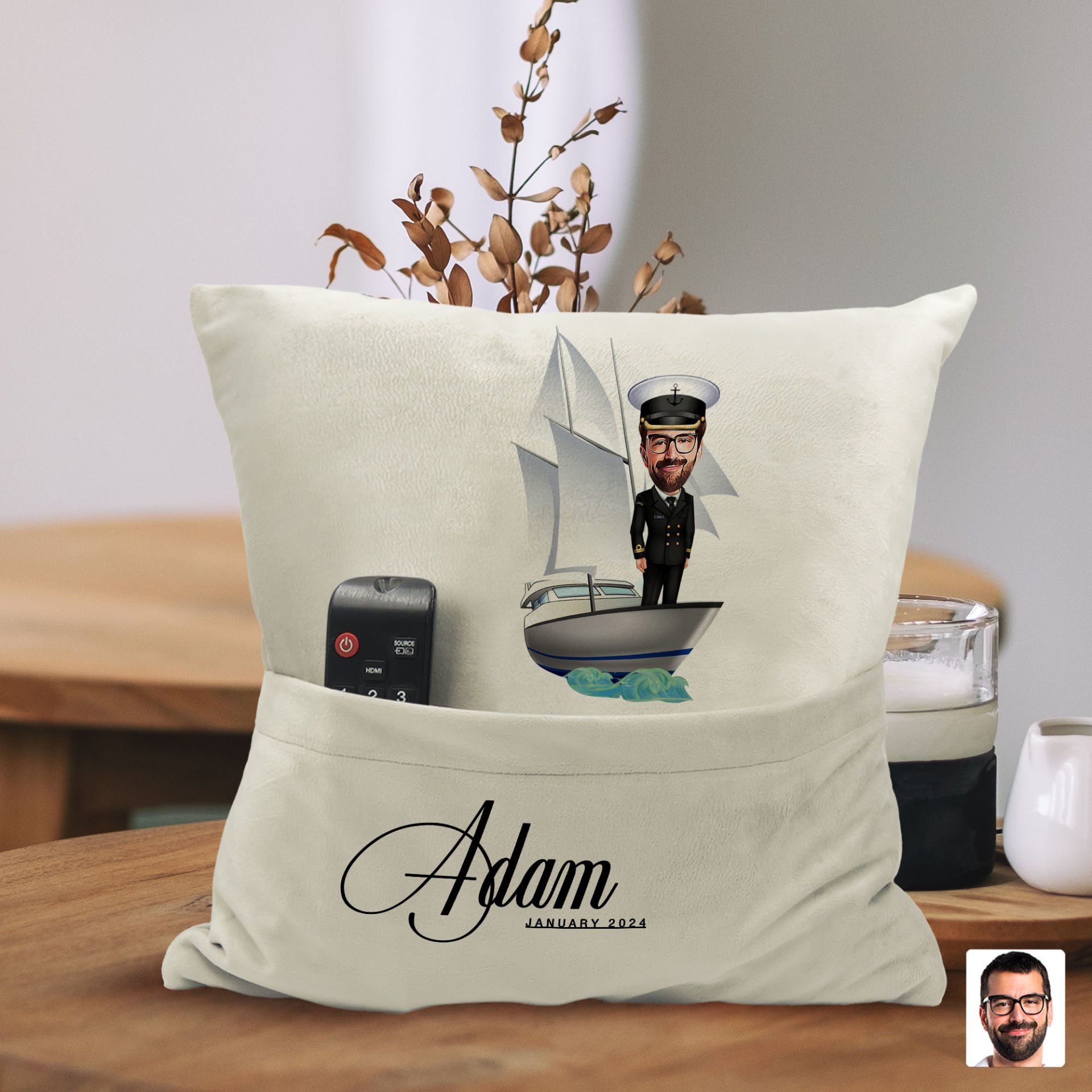 BK Gift Kişiye Özel Gemi Kaptanı Karikatür Tasarımlı Organizer Kumanda ve Atıştırmalık Cepli Sarı Kırlent Yastık-1 Arkadaşa Hediye, Cepli Yastık