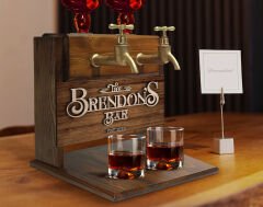 BK Gift Kişiye Özel Kabartma İsimli Çift Musluklu Doğal Ahşap Viski Standı, İçki Standı, Doğum Günü Hediyesi, Ev Hediyesi, Erkek Hediye-10