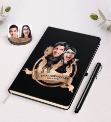 Kişiye Özel Yılın En Mükemmel Çifti Karikatürlü Siyah Defter ve Kalem Hediye Seti-18