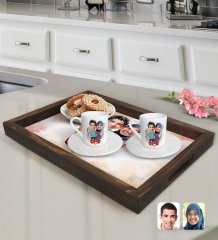 Kişiye Özel İsimli Sevgililer Karikatürlü Doğal Ahşap Tepsi ve 2’li Kahve Fincan Seti-61