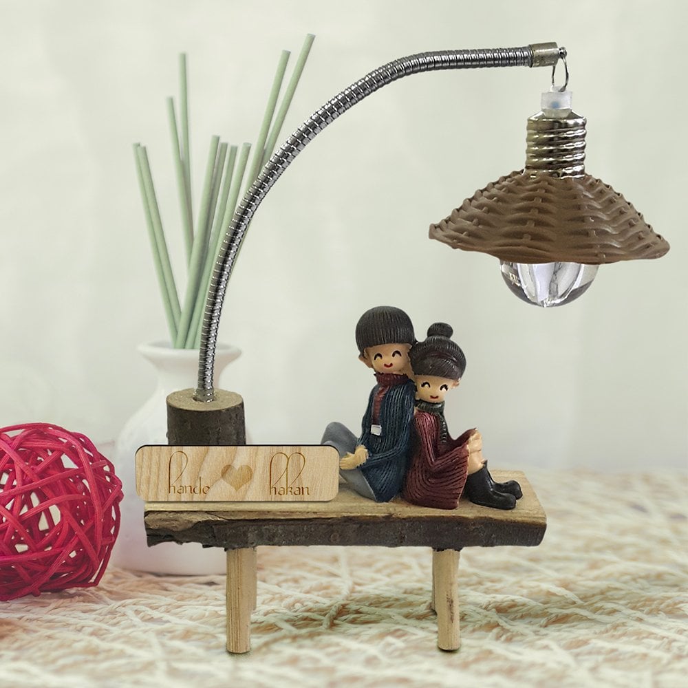 Kişiye Özel Bankta Sırt Sırta Oturan Sevgililer Ahşap Biblo Masa Lambası