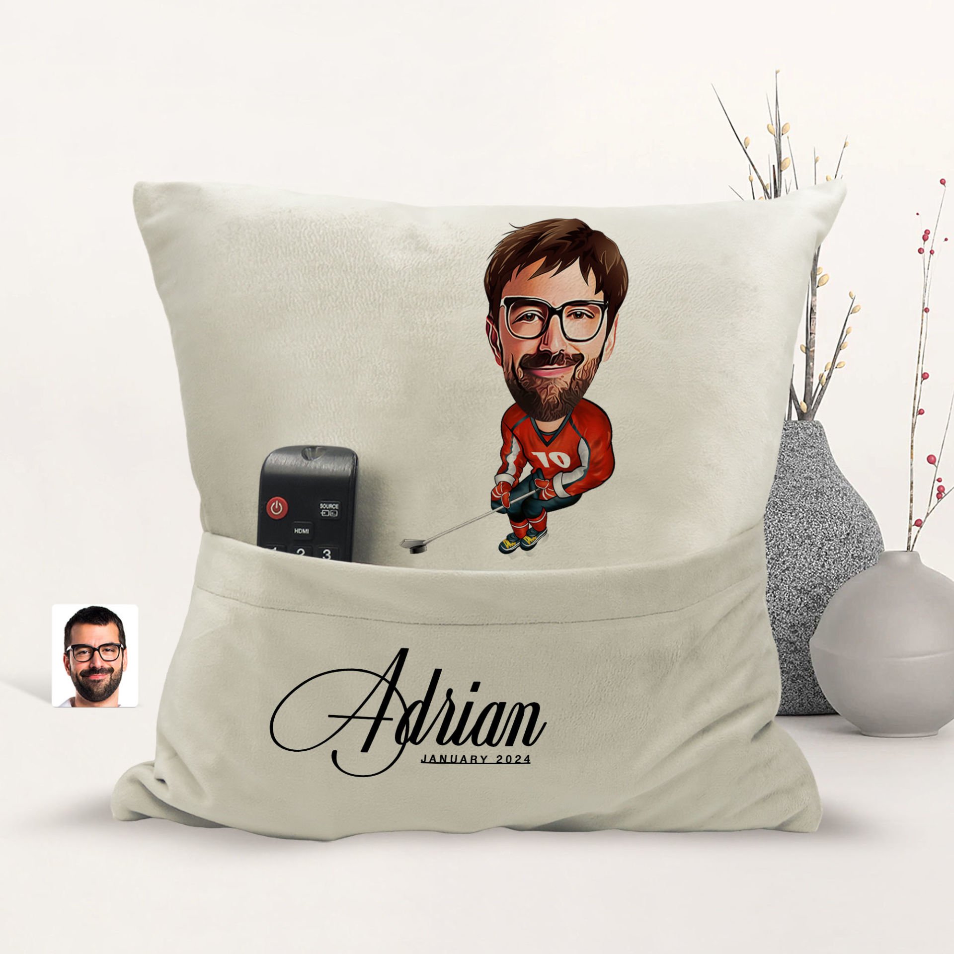 BK Gift Kişiye Özel Hokey Oyuncusu Karikatür Tasarımlı Organizer Kumanda ve Atıştırmalık Cepli Sarı Kırlent Yastık-1 Arkadaşa Hediye, Cepli Yastık