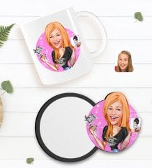 Kişiye Özel Kadın Dövme Sanatçısı Karikatürlü Beyaz Kupa ve Ahşap Bardak Altlığı Hediye Seti-1