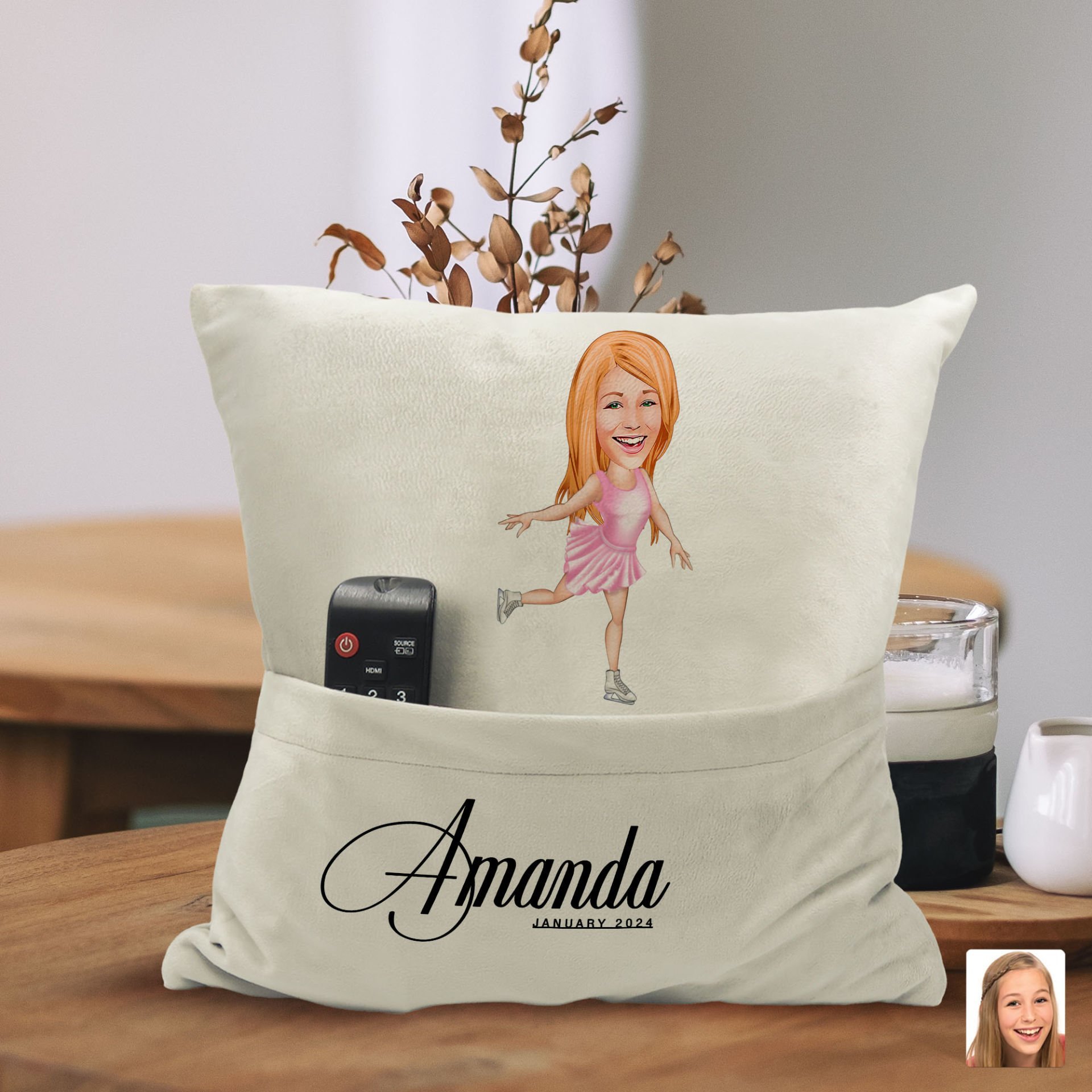 BK Gift Kişiye Özel Buz Pateni Karikatür Tasarımlı Organizer Kumanda ve Atıştırmalık Cepli Sarı Kırlent Yastık-1 Arkadaşa Hediye, Cepli Yastık