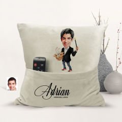 BK Gift Kişiye Özel Sihirbaz Karikatür Tasarımlı Organizer Kumanda ve Atıştırmalık Cepli Sarı Kırlent Yastık-1 Arkadaşa Hediye, Cepli Yastık