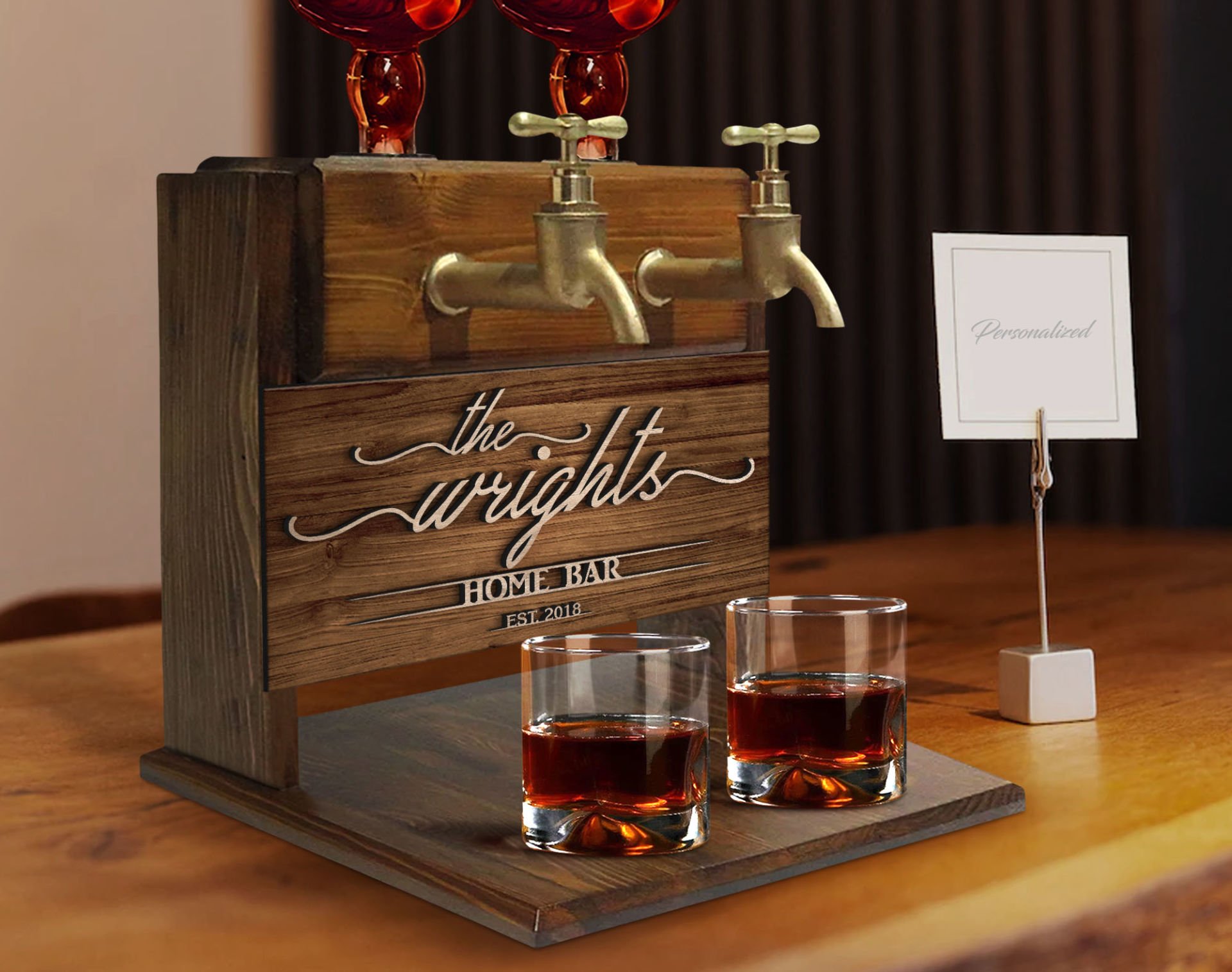 BK Gift Kişiye Özel Kabartma İsimli Çift Musluklu Doğal Ahşap Viski Standı, İçki Standı, Doğum Günü Hediyesi, Ev Hediyesi, Erkek Hediye-21