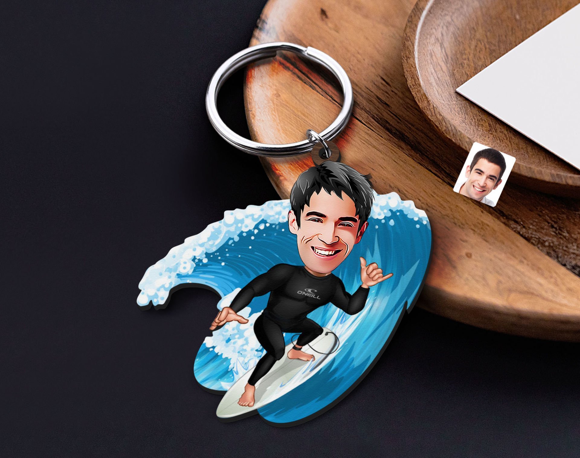 BK Gift Kişiye Özel Sörfçü Karikatürlü Ahşap Anahtarlık-1 Sevgiliye Hediye, Arkadaşa Hediye, Doğum Günü Hediyesi