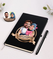 Kişiye Özel Yılın En Mükemmel Çifti Karikatürlü Siyah Defter ve Kalem Hediye Seti-58