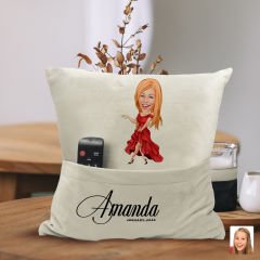 BK Gift Kişiye Özel Manken Karikatür Tasarımlı Organizer Kumanda ve Atıştırmalık Cepli Sarı Kırlent Yastık-1 Arkadaşa Hediye, Cepli Yastık
