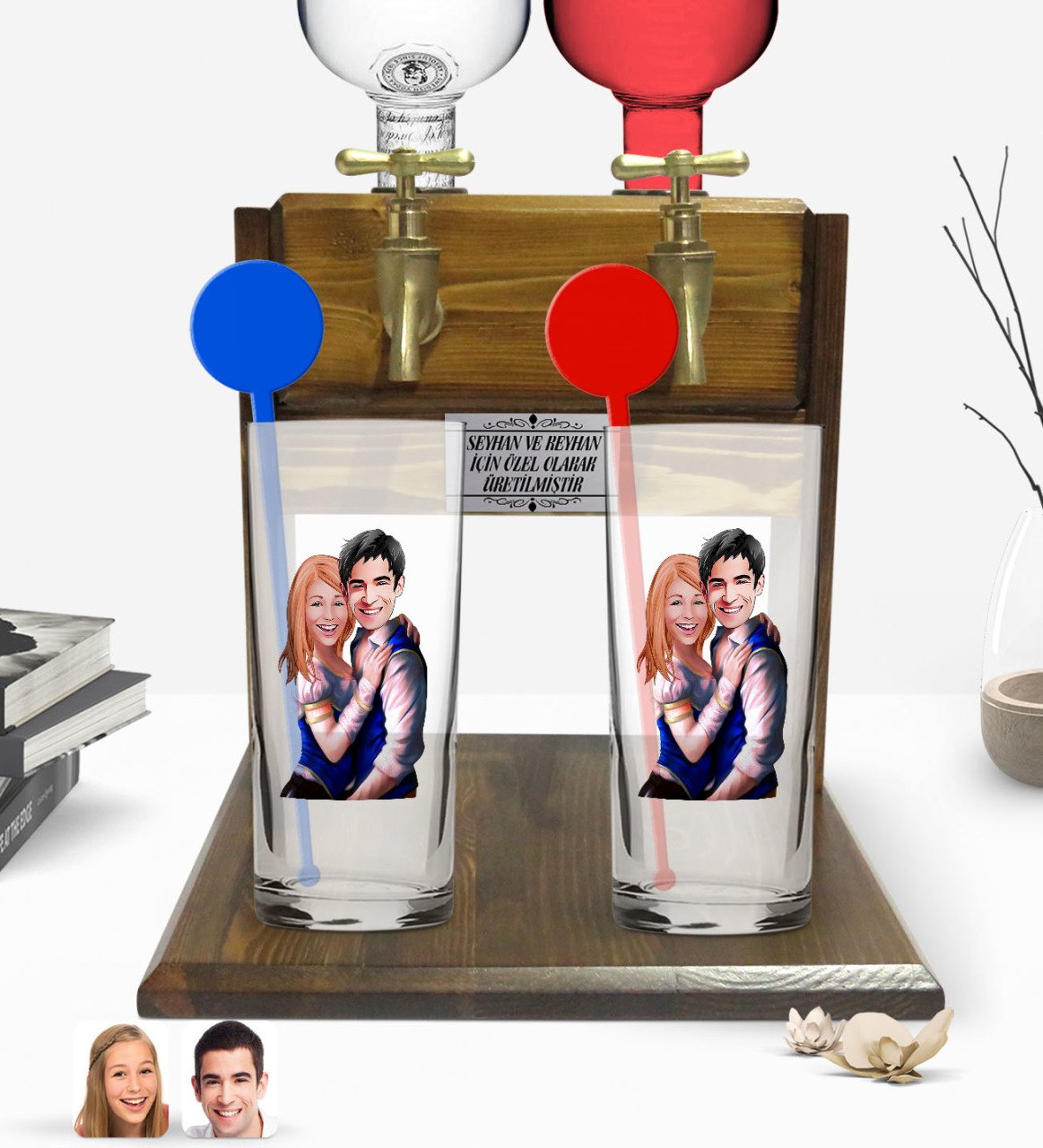 Kişiye Özel Renkli Baskılı Sevgililer Karikatürlü İkili Vodka Bardağı ve Çift Musluklu Doğal Ahşap Vodka Standı-36