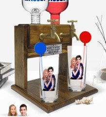 Kişiye Özel Renkli Baskılı Sevgililer Karikatürlü İkili Vodka Bardağı ve Çift Musluklu Doğal Ahşap Vodka Standı-36