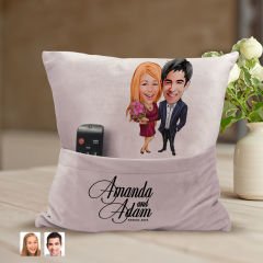 BK Gift Kişiye Özel Sevgililer Karikatür Tasarımlı Organizer Kumanda ve Atıştırmalık Cepli Pembe Kırlent Yastık-94 Arkadaşa Hediye, Cepli Yastık