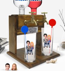 Kişiye Özel Renkli Baskılı Sevgililer Karikatürlü İkili Vodka Bardağı ve Çift Musluklu Doğal Ahşap Vodka Standı-50
