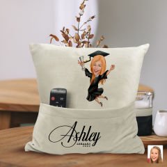 BK Gift Kişiye Özel Mezun Karikatür Tasarımlı Organizer Kumanda ve Atıştırmalık Cepli Sarı Kırlent Yastık-2 Arkadaşa Hediye, Cepli Yastık