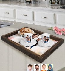 Kişiye Özel Tesettürlü Aile Karikatürlü Doğal Ahşap Tepsi ve 2’li Kahve Fincan Seti-3
