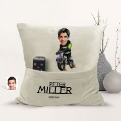 BK Gift Kişiye Özel Motorcu Karikatür Tasarımlı Organizer Kumanda ve Atıştırmalık Cepli Sarı Kırlent Yastık-1 Arkadaşa Hediye, Cepli Yastık