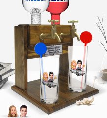 Kişiye Özel Renkli Baskılı Sevgililer Karikatürlü İkili Vodka Bardağı ve Çift Musluklu Doğal Ahşap Vodka Standı-53