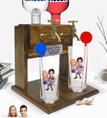 Kişiye Özel Renkli Baskılı Sevgililer Karikatürlü İkili Vodka Bardağı ve Çift Musluklu Doğal Ahşap Vodka Standı-56